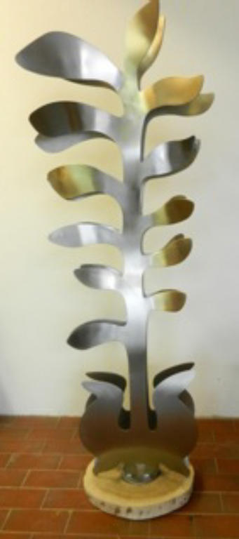 „Jahrespflanze“, 2012, 
Edelstahlplastik auf Baumscheibe, 
ca. 180 x 60 x 40 cm